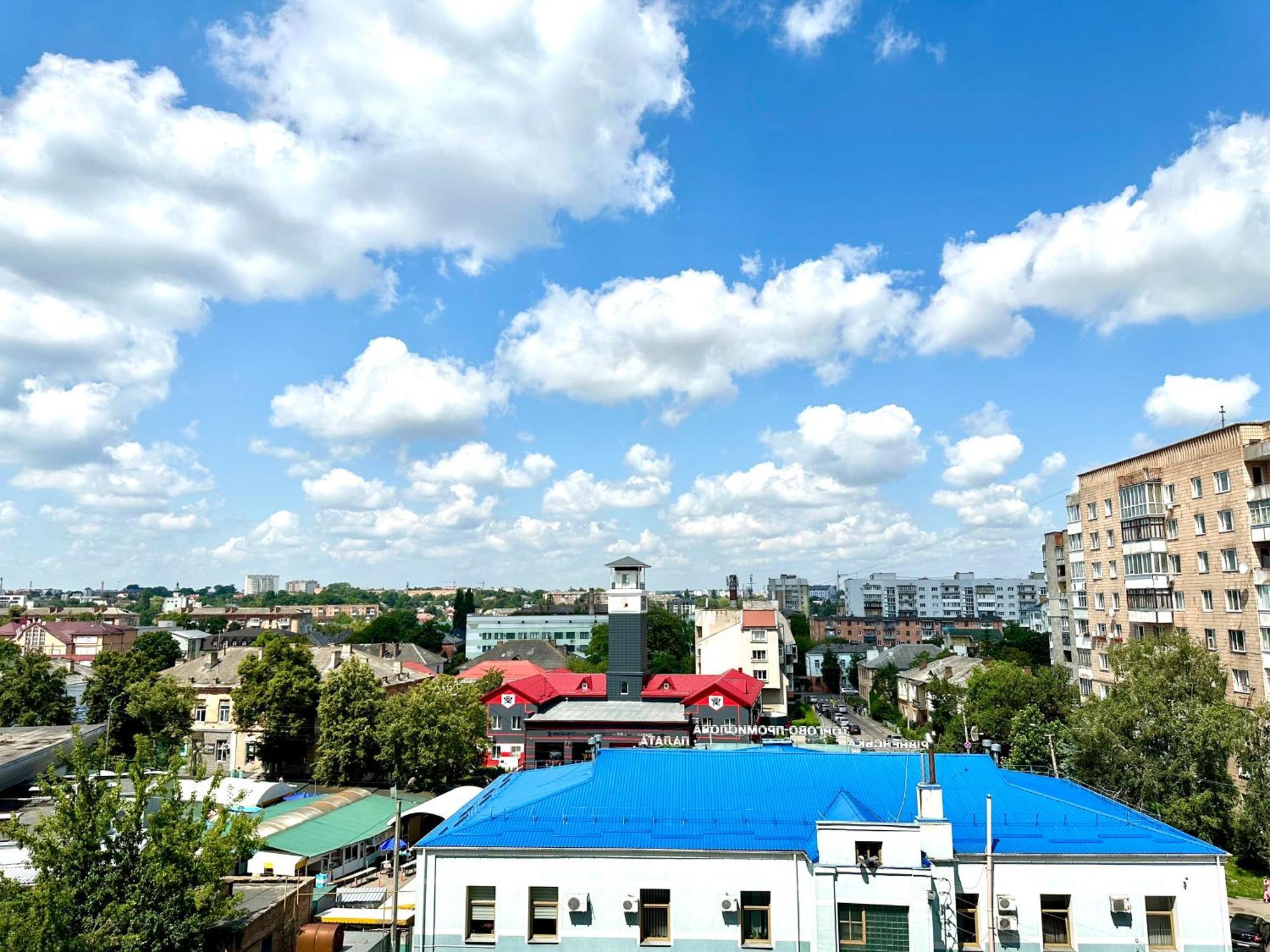 Modern Apartments With A Coffee Machine In The City Center, A View Of The City Rivne Buitenkant foto