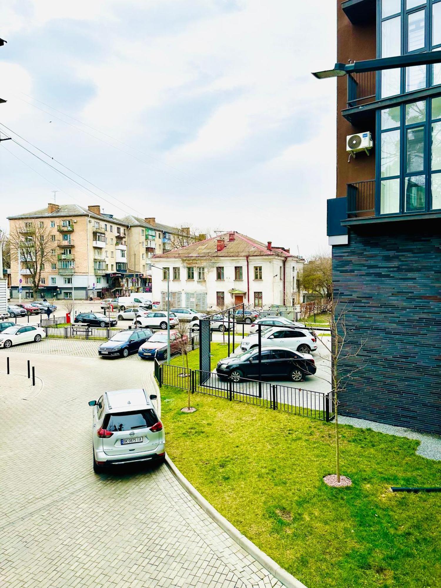 Modern Apartments With A Coffee Machine In The City Center, A View Of The City Rivne Buitenkant foto