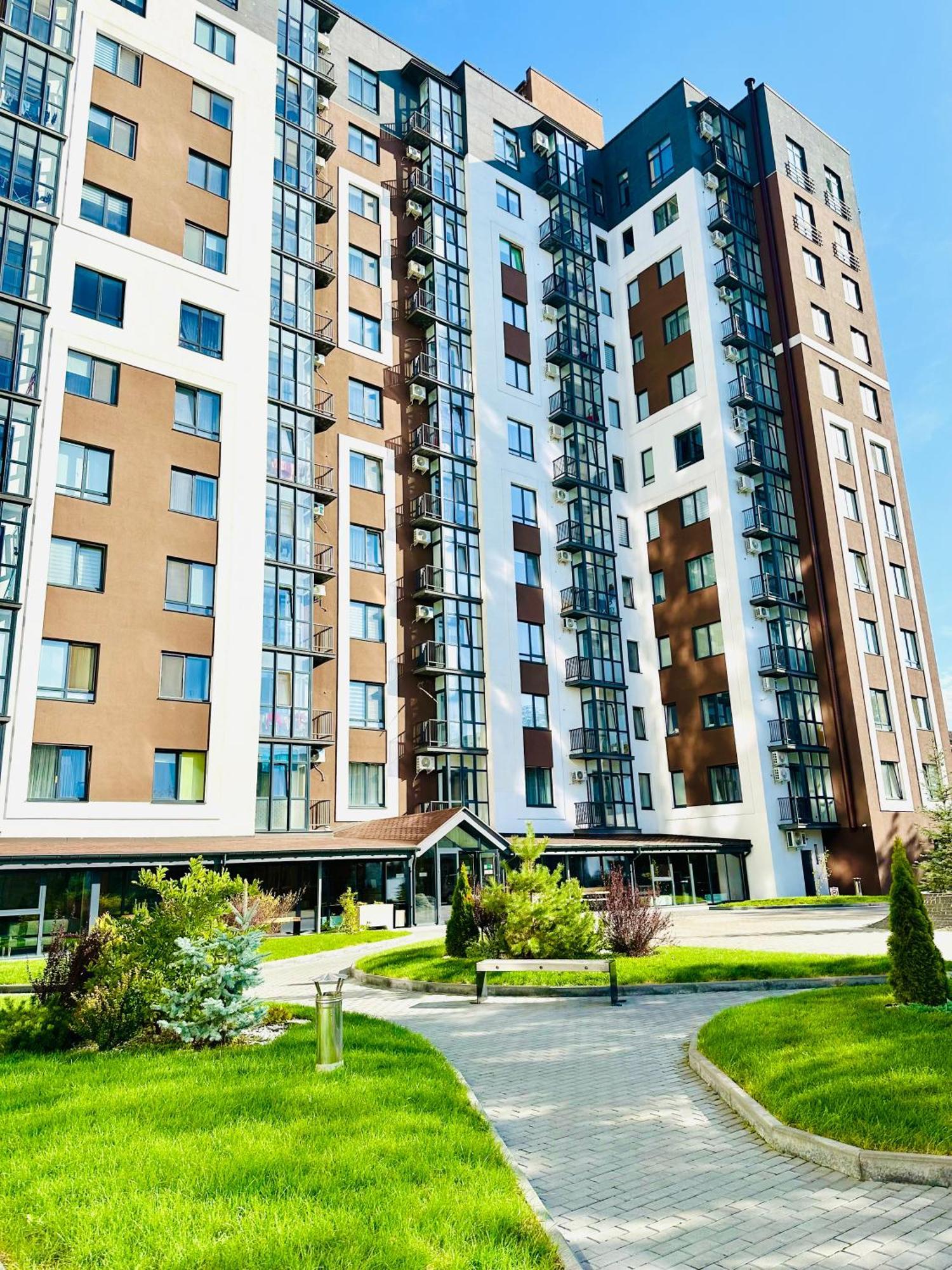 Modern Apartments With A Coffee Machine In The City Center, A View Of The City Rivne Buitenkant foto