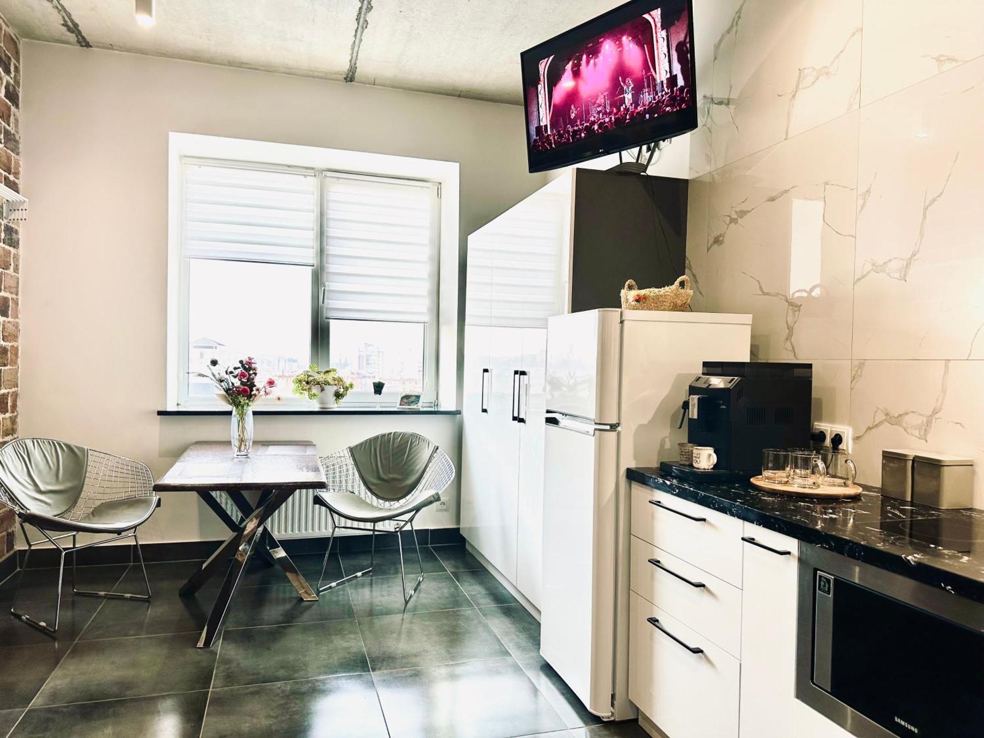 Modern Apartments With A Coffee Machine In The City Center, A View Of The City Rivne Buitenkant foto