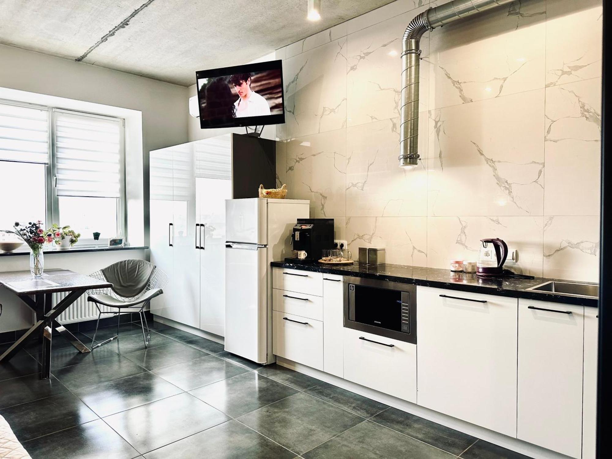 Modern Apartments With A Coffee Machine In The City Center, A View Of The City Rivne Buitenkant foto